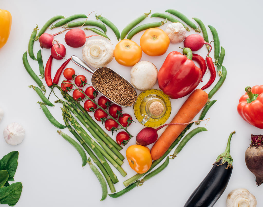 alimentos sanos situados en forma de corazón